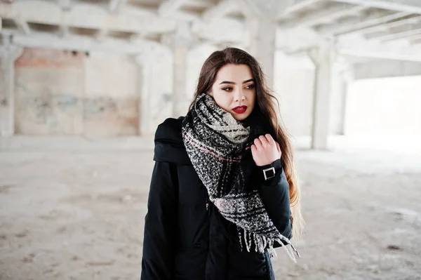 黑发时尚休闲女孩在围巾反对废弃的工厂 — 图库照片