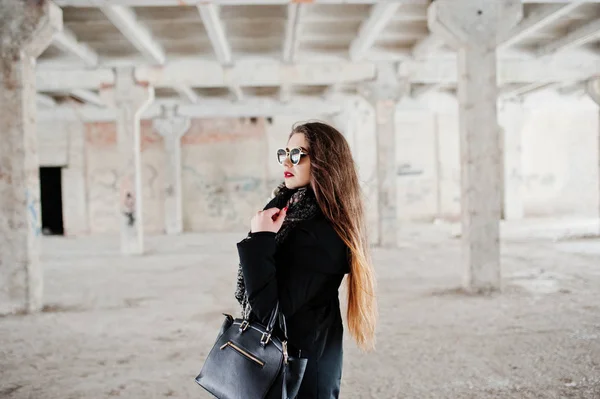 Brünette stilvolle lässige Mädchen in Schal und Handtasche gegen die Aufgabe — Stockfoto