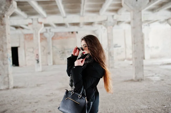 Brünette stilvolle lässige Mädchen in Schal und Handtasche gegen die Aufgabe — Stockfoto