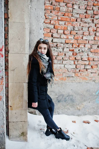 Morena elegante casual menina em cachecol contra fábrica abandonada — Fotografia de Stock