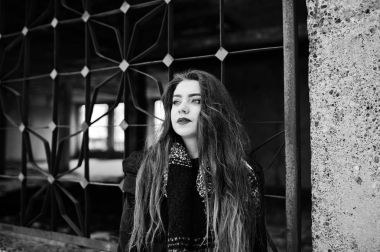 Terk edilmiş fabrikası karşı Fularlı esmer şık casual kız 