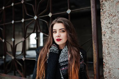 Terk edilmiş fabrikası karşı Fularlı esmer şık casual kız 
