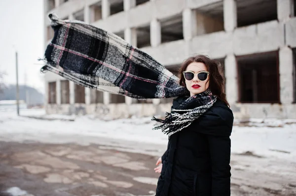 Брюнетка стильная девушка в шарфе и солнцезащитных очках против Абы — стоковое фото