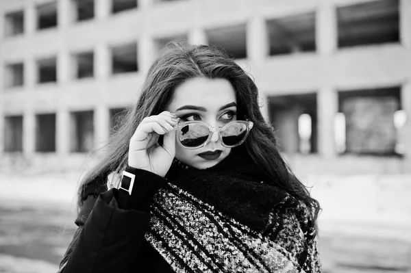 Брюнетка стильная девушка в шарфе и солнцезащитных очках против Абы — стоковое фото