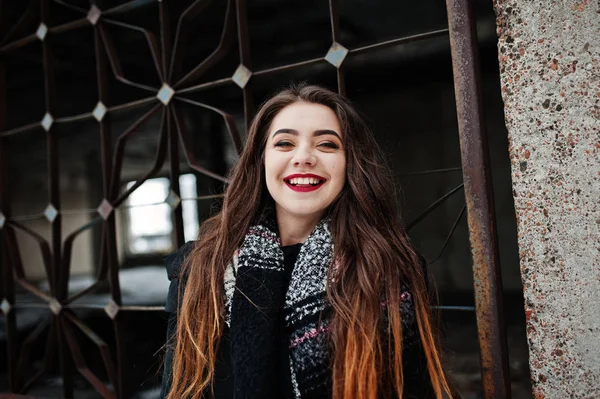 Brunette élégante fille décontractée dans l'écharpe contre l'usine abandonnée — Photo