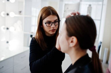 Makyaj sanatçı eser onun güzellik visage studio salonu bulunmaktadır. Kadın app