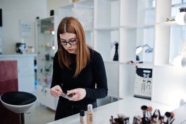 Makyaj sanatçı eser onun güzellik visage studio salonu bulunmaktadır. Kadın pro