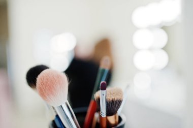 Bir tabloda salonda birçok fırçalar. İşyeri makyaj sanatçısı. S