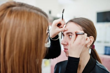 Makyaj sanatçı eser onun güzellik visage studio salonu bulunmaktadır. Kadın app