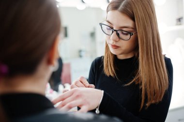Makyaj sanatçı eser onun güzellik visage studio salonu bulunmaktadır. Kadın app