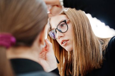 Makyaj sanatçı eser onun güzellik visage studio salonu bulunmaktadır. Kadın app