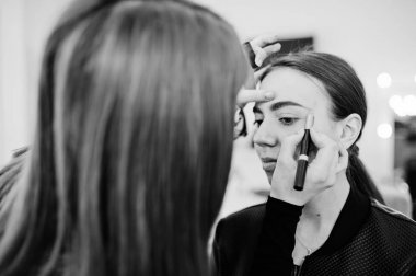 Makyaj sanatçı eser onun güzellik visage studio salonu bulunmaktadır. Kadın app