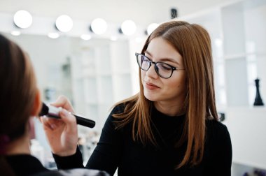 Makyaj sanatçı eser onun güzellik visage studio salonu bulunmaktadır. Kadın app