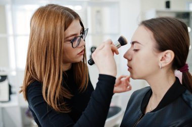 Makyaj sanatçı eser onun güzellik visage studio salonu bulunmaktadır. Kadın app