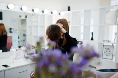 Makyaj sanatçı eser onun güzellik visage studio salonu bulunmaktadır. Kadın app