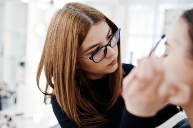 Makyaj sanatçı eser onun güzellik visage studio salonu bulunmaktadır. Kadın app