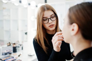 Makyaj sanatçı eser onun güzellik visage studio salonu bulunmaktadır. Kadın app