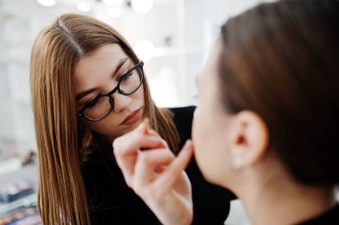 Makyaj sanatçı eser onun güzellik visage studio salonu bulunmaktadır. Kadın app