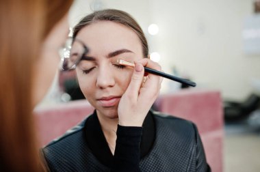 Makyaj sanatçı eser onun güzellik visage studio salonu bulunmaktadır. Kadın app