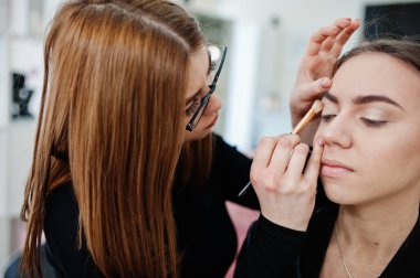 Makyaj sanatçı eser onun güzellik visage studio salonu bulunmaktadır. Kadın app