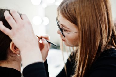 Makyaj sanatçı eser onun güzellik visage studio salonu bulunmaktadır. Kadın app