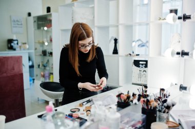 Makyaj sanatçı eser onun güzellik visage studio salonu bulunmaktadır. Kadın pro