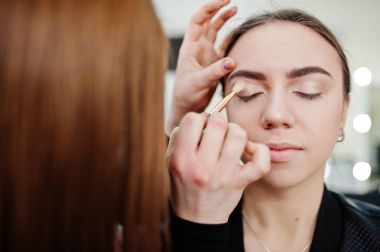 Makyaj sanatçı eser onun güzellik visage studio salonu bulunmaktadır. Kadın app