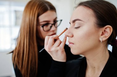 Makyaj sanatçı eser onun güzellik visage studio salonu bulunmaktadır. Kadın app