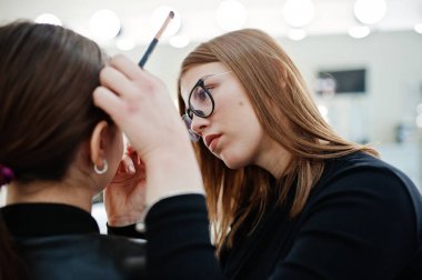 Makyaj sanatçı eser onun güzellik visage studio salonu bulunmaktadır. Kadın app