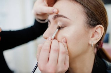 Makyaj sanatçı eser onun güzellik visage studio salonu bulunmaktadır. Kadın app
