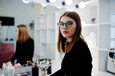 Makyaj sanatçı eser onun güzellik visage studio salonu bulunmaktadır. Kadın pro