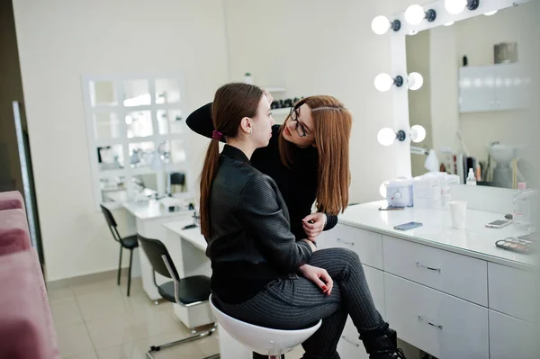 化妆师工作在她的美容美发工作室沙龙。女性应用程序 — 图库照片