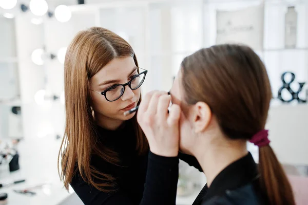 Maquillaje de trabajo de artista en su salón de estudio de belleza visage. Mujer aplicación — Foto de Stock