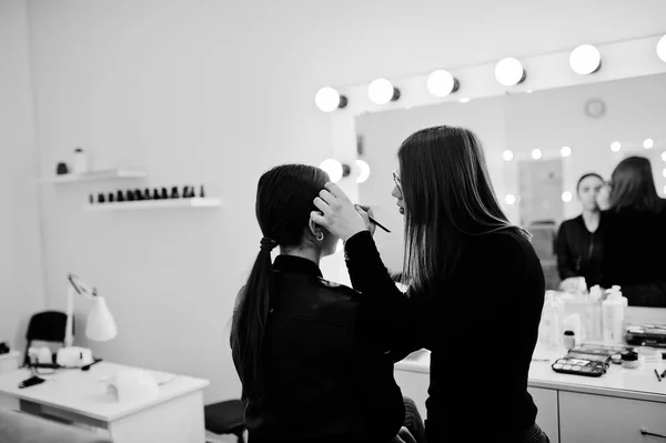 Maquillaje de trabajo de artista en su salón de estudio de belleza visage. Mujer aplicación — Foto de Stock