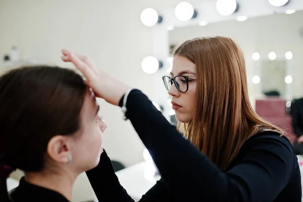 Maquillaje de trabajo de artista en su salón de estudio de belleza visage. Mujer aplicación — Foto de Stock