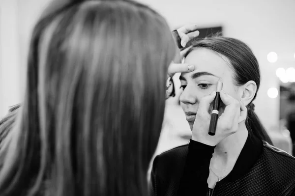 Make up artist lavoro nel suo salone di bellezza studio visage. App donna — Foto Stock