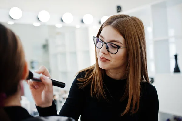 Maquillaje de trabajo de artista en su salón de estudio de belleza visage. Mujer aplicación — Foto de Stock