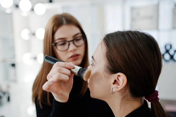 Maquillaje de trabajo de artista en su salón de estudio de belleza visage. Mujer aplicación — Foto de Stock