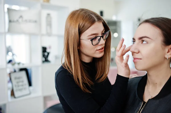 Maquillaje de trabajo de artista en su salón de estudio de belleza visage. Mujer aplicación — Foto de Stock