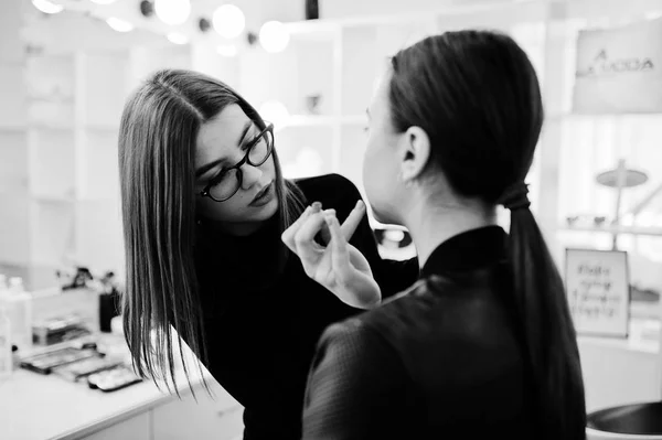 Maquillaje de trabajo de artista en su salón de estudio de belleza visage. Mujer aplicación — Foto de Stock