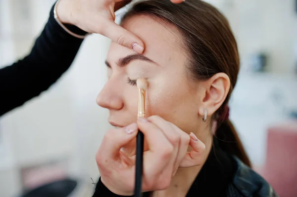 Maquillaje de trabajo de artista en su salón de estudio de belleza visage. Mujer aplicación — Foto de Stock