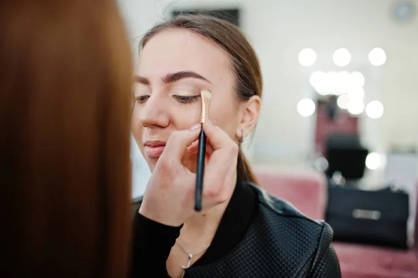 Maquillaje de trabajo de artista en su salón de estudio de belleza visage. Mujer aplicación —  Fotos de Stock