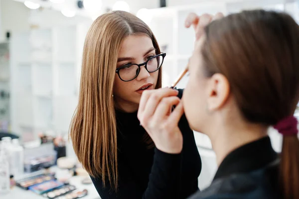 Maquillaje de trabajo de artista en su salón de estudio de belleza visage. Mujer aplicación — Foto de Stock