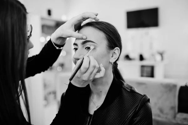 Maquillaje de trabajo de artista en su salón de estudio de belleza visage. Mujer aplicación — Foto de Stock