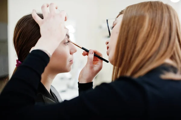 Maquillaje de trabajo de artista en su salón de estudio de belleza visage. Mujer aplicación — Foto de Stock