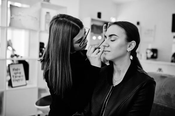 Werk van de kunstenaar in haar schoonheidssalon visage studio make-up. Vrouw app — Stockfoto