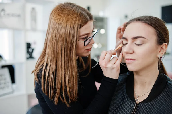 Maquillaje de trabajo de artista en su salón de estudio de belleza visage. Mujer aplicación — Foto de Stock