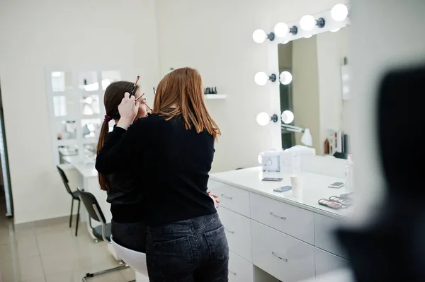 Make up artist lavoro nel suo salone di bellezza studio visage. App donna — Foto Stock