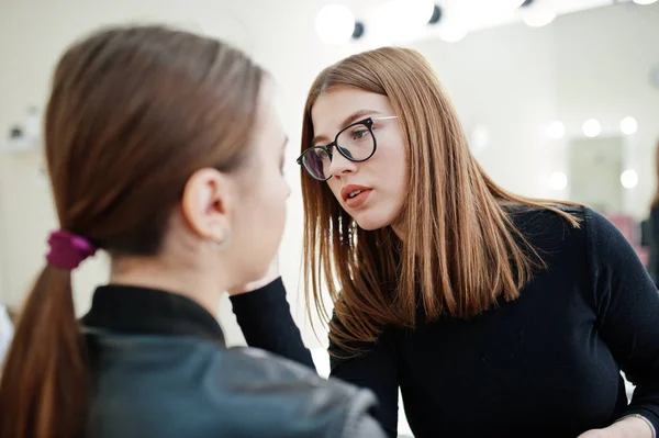 Maquillaje de trabajo de artista en su salón de estudio de belleza visage. Mujer aplicación — Foto de Stock