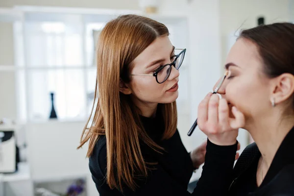 Maquillaje de trabajo de artista en su salón de estudio de belleza visage. Mujer aplicación — Foto de Stock